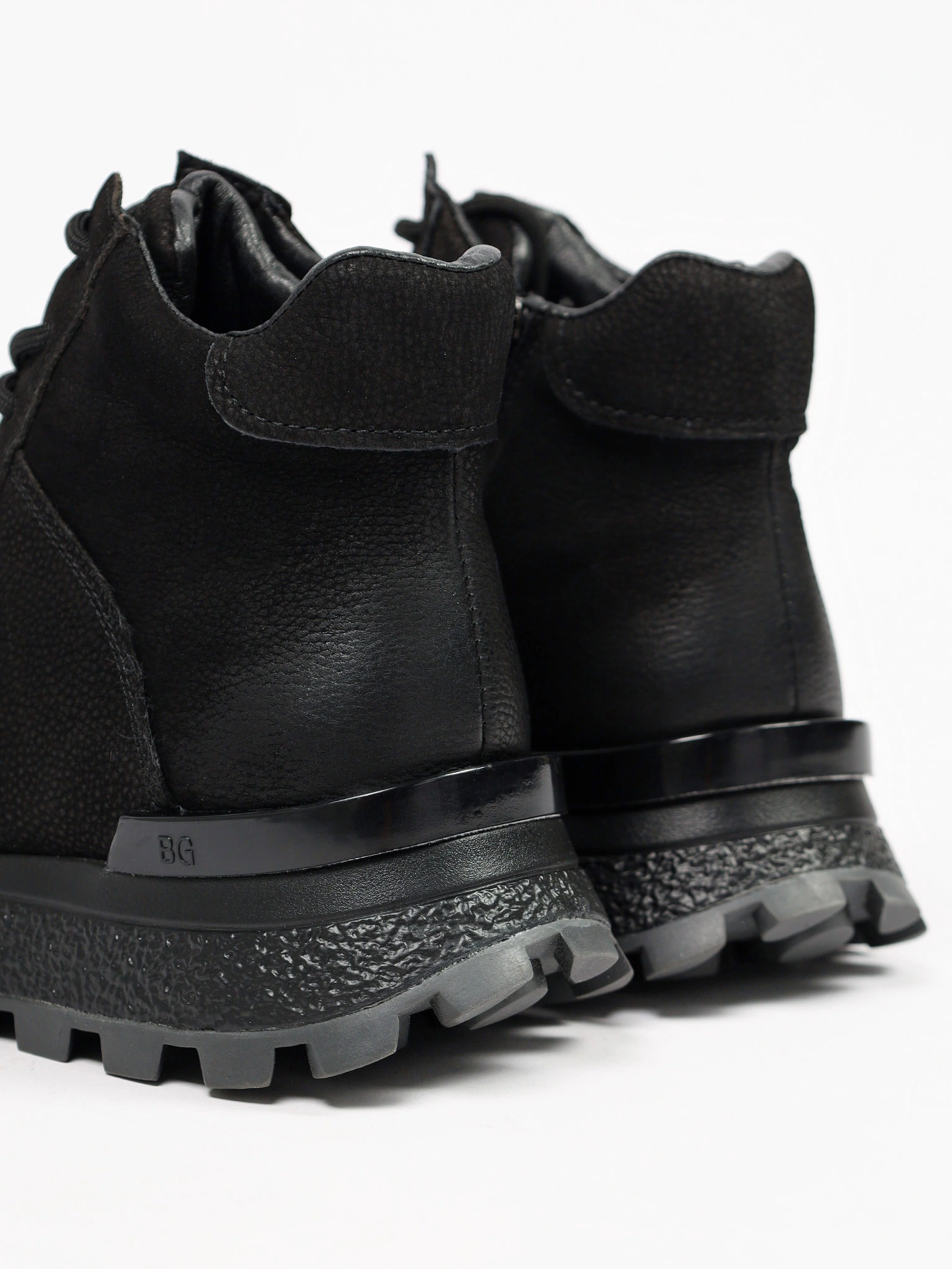 Кроссовки черного цвета на рельефной подошве